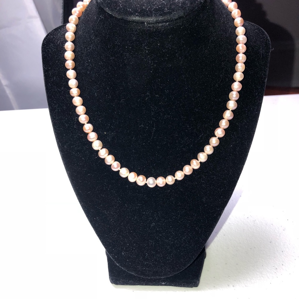 Vantel Pearls Pink Pearl Stand NWOT